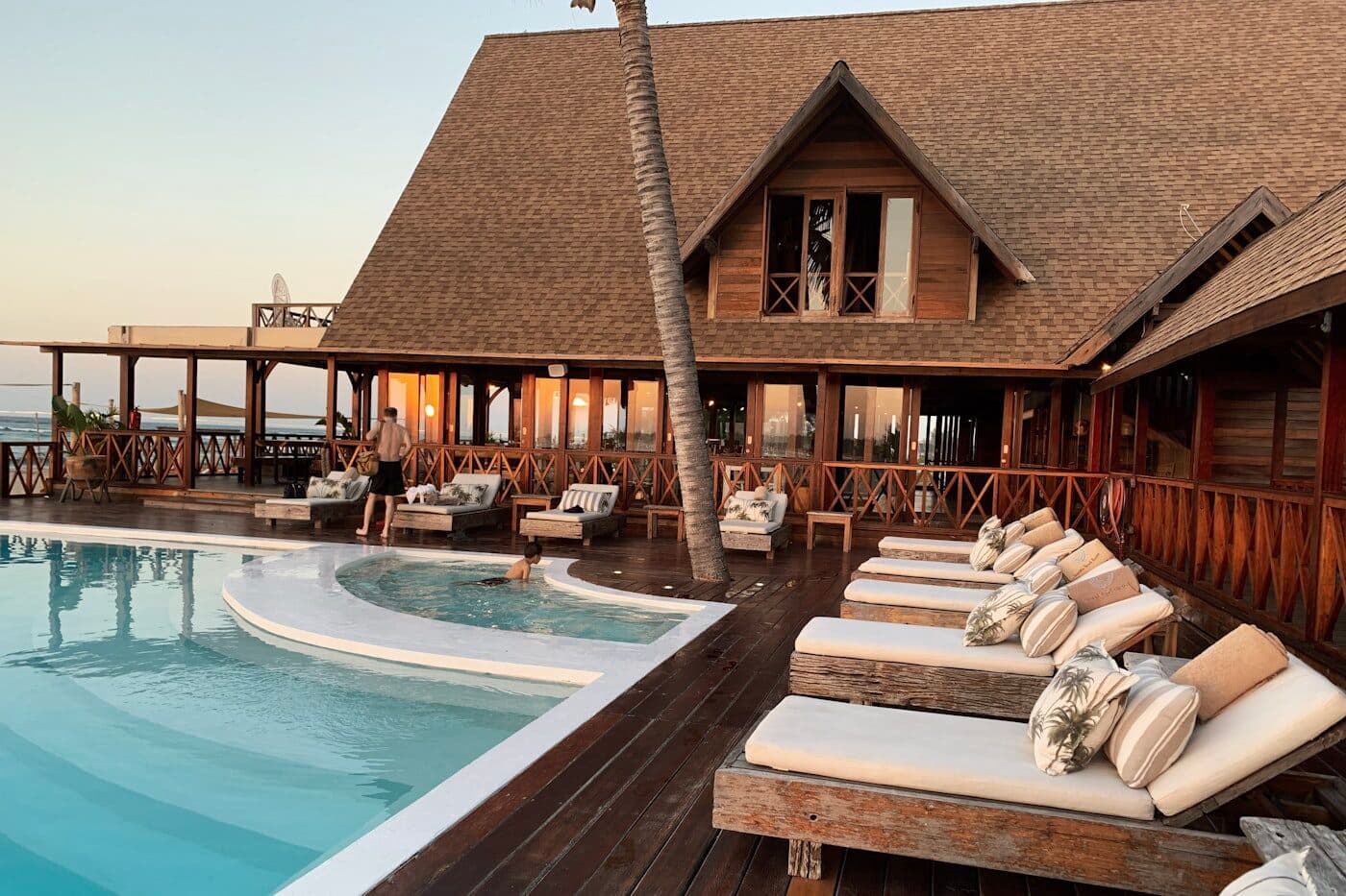 Recepción de un hotel al atardecer